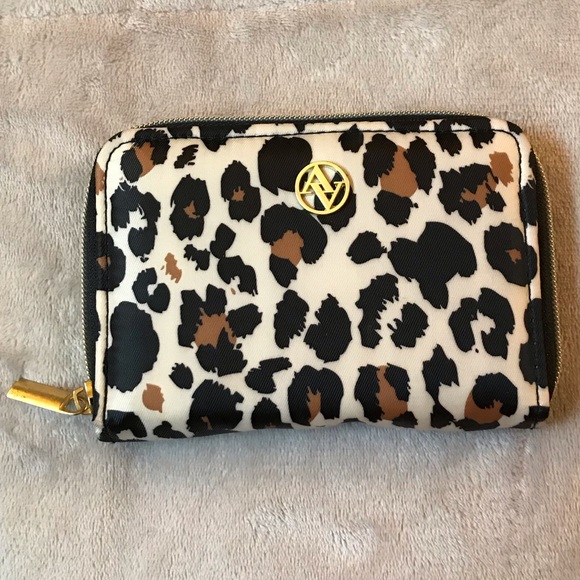 Adrienne Vittadini Handbags - 🎊HP🎊 ADRIENNE VITTADINI leopard print clutch